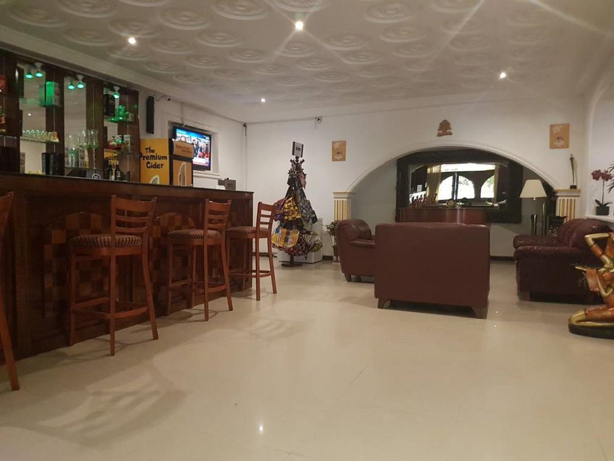 Embassy Suites Hotel Monrovia Dış mekan fotoğraf