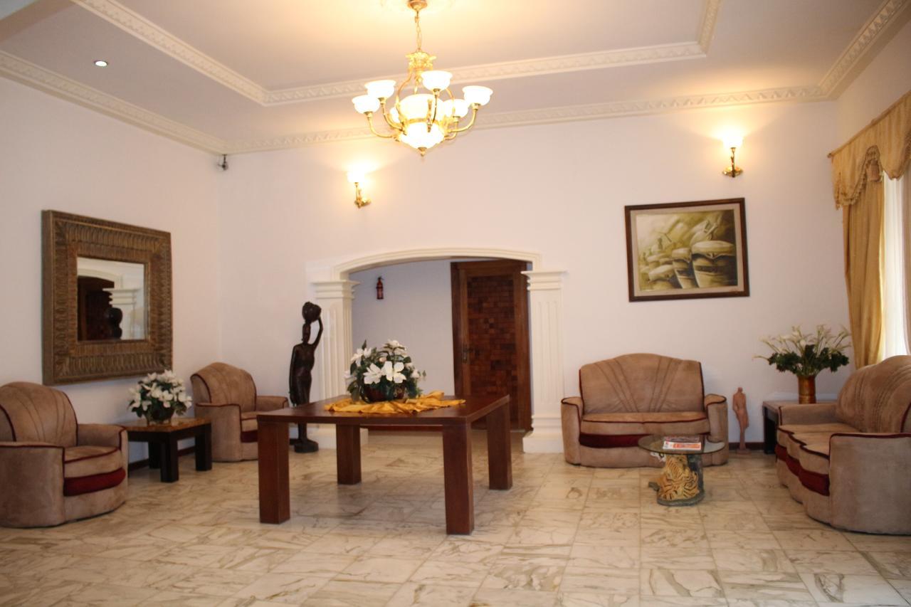 Embassy Suites Hotel Monrovia Dış mekan fotoğraf