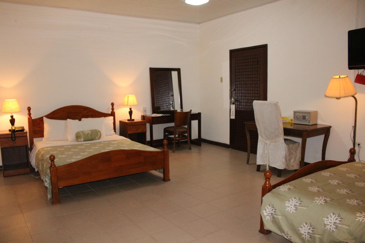 Embassy Suites Hotel Monrovia Dış mekan fotoğraf