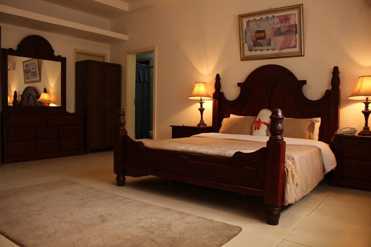 Embassy Suites Hotel Monrovia Dış mekan fotoğraf
