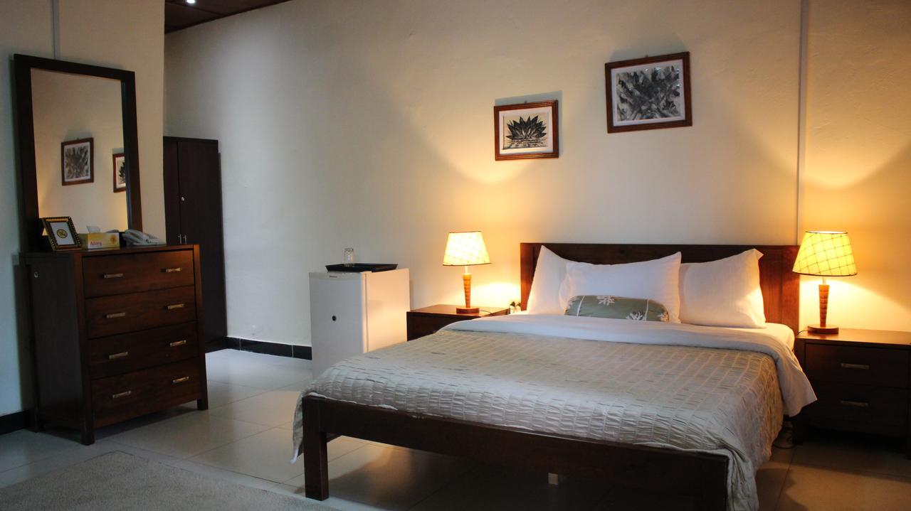 Embassy Suites Hotel Monrovia Dış mekan fotoğraf