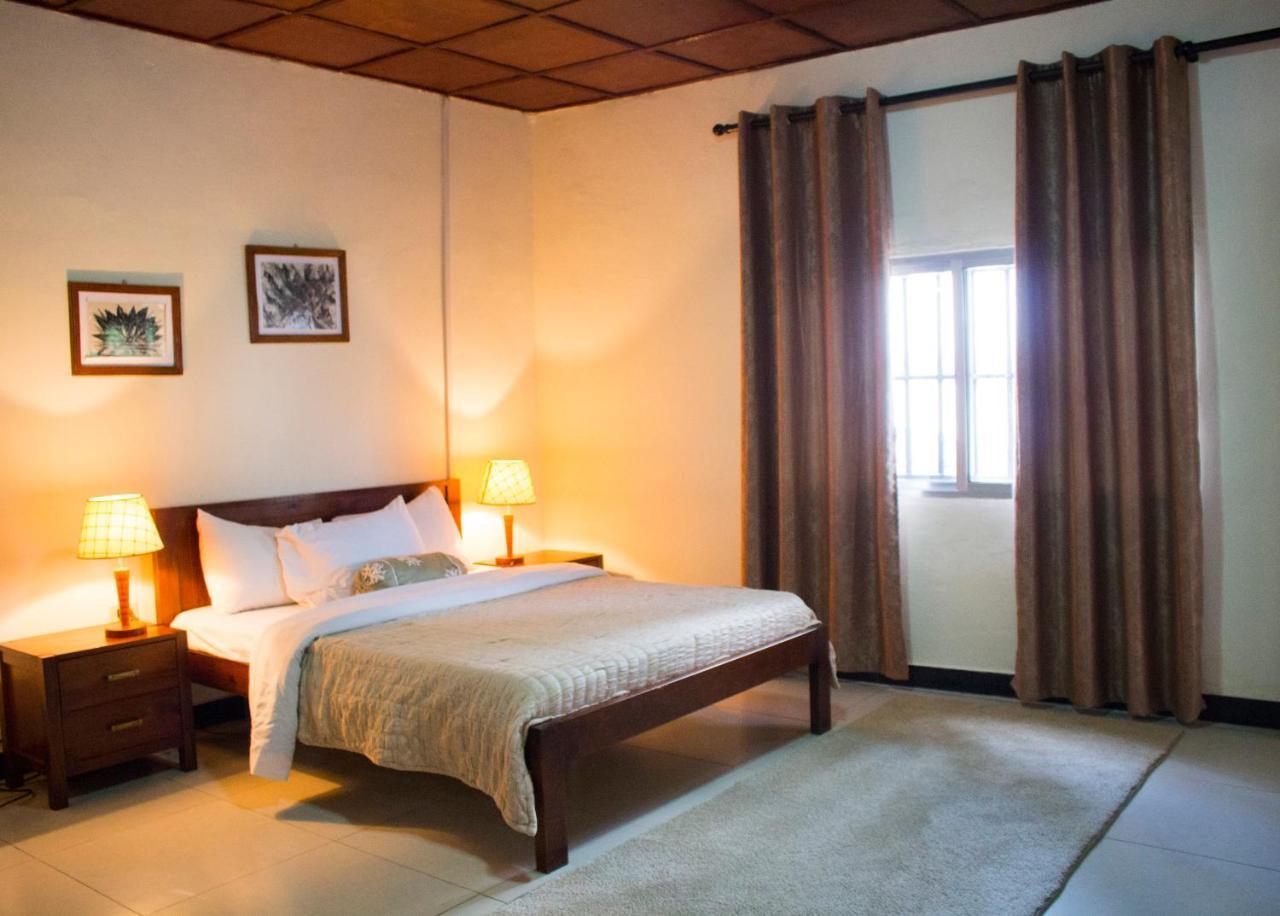 Embassy Suites Hotel Monrovia Dış mekan fotoğraf