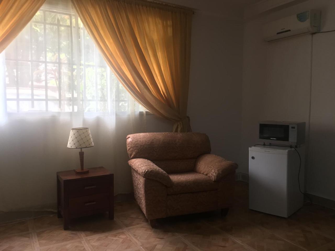 Embassy Suites Hotel Monrovia Dış mekan fotoğraf